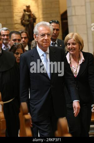 Bildnummer: 57882386 Datum: 09.04.2012 Copyright: imago/Xinhua (120409) -- WESTJORDANLAND, 9. April 2012 (Xinhua) -- der italienische Premierminister Mario Monti besucht am 9. April 2012 die Geburtskirche in der Westjordstadt Bethlehem. Monti besucht Israel und die Palästinensischen Gebiete offiziell. (Xinhua/Luay Sababa) MIDEAST-WEST BANK-ITALIAN-MONTI-VISIT-NATIVITY-CHURCH PUBLICATIONxNOTxINxCHN Politik People x0x xub 2012 hohe Premiere 57882386 Datum 09 04 2012 Copyright Imago XINHUA WESTJORDANLAND 9. April 2012 der italienische Premierminister Mario Monti besucht die Churc Stockfoto