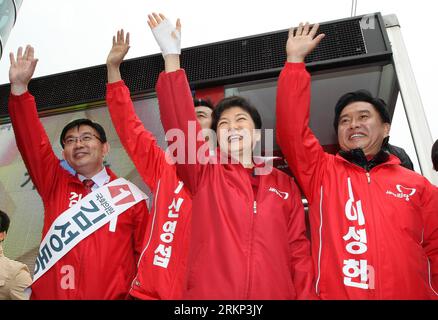 Bildnummer: 57884624  Datum: 10.04.2012  Copyright: imago/Xinhua (120410) -- SEOUL, April 10, 2012 (Xinhua) -- Park Geun-hye (2nd R), leader of South Korea s ruling Saenuri Party, takes part in an election campaign in Seoul, April 10, 2012. South Korea will elect a new 300-member National Assembly, South Korea s unicameral legislature, on April 11. (Xinhua/Park Jin hee) (nxl) SOUTH KOREA-SEOUL-LEGISLATURE-ELECTION-CAMPAIGN PUBLICATIONxNOTxINxCHN People Politik Wahlkampf Südkorea x0x xst premiumd 2012 quer      57884624 Date 10 04 2012 Copyright Imago XINHUA  Seoul April 10 2012 XINHUA Park Geu Stockfoto