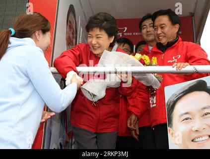 Bildnummer: 57884625  Datum: 10.04.2012  Copyright: imago/Xinhua (120410) -- SEOUL, April 10, 2012 (Xinhua) -- Park Geun-hye (2nd L), leader of South Korea s ruling Saenuri Party, shakes hands with a supporter during an election campaign in Seoul, April 10, 2012. South Korea will elect a new 300-member National Assembly, South Korea s unicameral legislature, on April 11. (Xinhua/Park Jin hee) (nxl) SOUTH KOREA-SEOUL-LEGISLATURE-ELECTION-CAMPAIGN PUBLICATIONxNOTxINxCHN People Politik Wahlkampf Südkorea x0x xst premiumd 2012 quer      57884625 Date 10 04 2012 Copyright Imago XINHUA  Seoul April Stockfoto