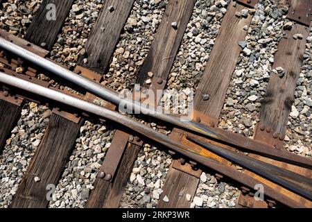 Überkopfansicht der Gleiswechselschienen. Stockfoto