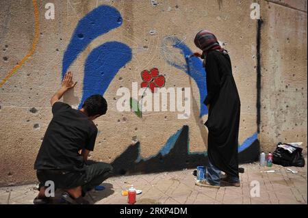 Bildnummer: 57891207  Datum: 12.04.2012  Copyright: imago/Xinhua (120412) -- SANAA, April 12, 2012 (Xinhua) -- Yemeni artists paint on a wall in downtown Sanaa, Yemen, April 12, 2012 to cover bullet holes and hatred words left by the one-year mass protests that forced former President Ali Abdullah Saleh to step down. (Xinhua/Mohammed Mohammed) YEMEN-SANAA-AFTERMATH-WALL PUBLICATIONxNOTxINxCHN Gesellschaft Wiederaufbau Kultur xbs x2x 2012 quer premiumd o0 streetart street art Malerei     57891207 Date 12 04 2012 Copyright Imago XINHUA  Sanaa April 12 2012 XINHUA Yemeni Artists Paint ON a Wall i Stock Photo