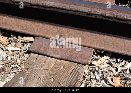 Rostige Eisenbahnspitze und Platte, die die Schiene in Position hält Stockfoto
