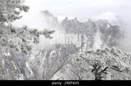 Bildnummer: 57891259  Datum: 12.04.2012  Copyright: imago/Xinhua (120412) -- XI AN, April 12, 2012 (Xinhua) -- Photo taken on April 12, 2012 shows the snow scenery at Huashan Mountain Scenic Area in Xi an, capital of northwest China s Shaanxi Province. A snow hit Mt. Huashan on Thursday early morning, bringing charming sceneries to the tourist site. (Xinhua/Tao Ming) (zkr) CHINA-XI AN-MT. HUASHAN-SNOW SCENERY (CN) PUBLICATIONxNOTxINxCHN Reisen Winter Schnee Jahreszeit xbs x0x 2012 quer      57891259 Date 12 04 2012 Copyright Imago XINHUA  Xi to April 12 2012 XINHUA Photo Taken ON April 12 2012 Stock Photo