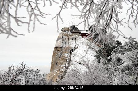 Bildnummer: 57891258  Datum: 12.04.2012  Copyright: imago/Xinhua (120412) -- XI AN, April 12, 2012 (Xinhua) -- Photo taken on April 12, 2012 shows the snow scenery at Huashan Mountain Scenic Area in Xi an, capital of northwest China s Shaanxi Province. A snow hit Mt. Huashan on Thursday early morning, bringing charming sceneries to the tourist site. (Xinhua/Tao Ming) (zkr) CHINA-XI AN-MT. HUASHAN-SNOW SCENERY (CN) PUBLICATIONxNOTxINxCHN Reisen Winter Schnee Jahreszeit xbs x0x 2012 quer      57891258 Date 12 04 2012 Copyright Imago XINHUA  Xi to April 12 2012 XINHUA Photo Taken ON April 12 2012 Stock Photo