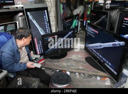 Bildnummer: 57891674  Datum: 13.04.2012  Copyright: imago/Xinhua (120413) -- SEOUL, April 13, 2012 (Xinhua) -- A man watches a TV report on the launch of an earth observation satellite by the Democratic People s Republic of Korea (DPRK), in Seoul, South Korea, April 13, 2012. An earth observation satellite launched by the DPRK earlier Friday morning failed to enter orbit, and scientists and technicians are now looking into the cause of the failure, the official KCNA news agency reported. (Xinhua/Park Jin hee) SKOREA-SEOUL-DPRK-SATELLITE LAUNCH-FAILURE PUBLICATIONxNOTxINxCHN Gesellschaft Politi Stock Photo