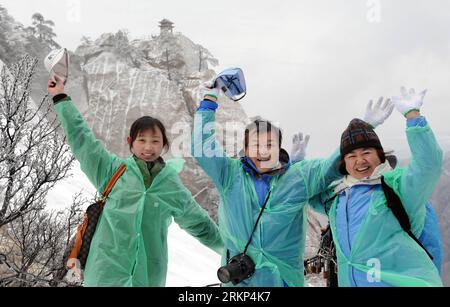 Bildnummer: 57891254  Datum: 12.04.2012  Copyright: imago/Xinhua (120412) -- XI AN, April 12, 2012 (Xinhua) -- Three tourists from Canada pose at Huashan Mountain Scenic Area in Xi an, capital of northwest China s Shaanxi Province, April 12, 2012. A snow hit Mt. Huashan on Thursday early morning, bringing charming sceneries to the tourist site. (Xinhua/Tao Ming) (zkr) CHINA-XI AN-MT. HUASHAN-SNOW SCENERY (CN) PUBLICATIONxNOTxINxCHN Reisen Winter Schnee Jahreszeit Touristen xbs x0x 2012 quer      57891254 Date 12 04 2012 Copyright Imago XINHUA  Xi to April 12 2012 XINHUA Three tourists from Can Stock Photo