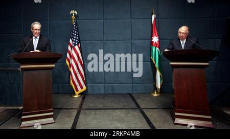 Bildnummer: 57891717  Datum: 12.04.2012  Copyright: imago/Xinhua (120412) -- AMMAN, April 12, 2012 (Xinhua) -- Michael Forman (L), assistant to U.S. President Barack Obama and Deputy National Security Advisor for International Economic Affairs, attends a press conference with Jordanian Minister of Industry and Trade Sami Gammo at the end of the two-day discussions of Deauville Partnership at Dead Sea, Jordan, April 12, 2012. (Xinhua/Mohammad Abu Ghosh) JORDAN-US-DEAUVILLE PARTNERSHIP PUBLICATIONxNOTxINxCHN People Politik xdp x0x premiumd 2012 quer      57891717 Date 12 04 2012 Copyright Imago Stock Photo