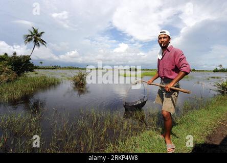 Bildnummer: 57893923  Datum: 13.04.2012  Copyright: imago/Xinhua (120413) -- MEULABOH, April 13, 2012 (Xinhua) -- Fisherman Zainal goes fishing near the sea which used to be his house before the 2004 tsunami in Meulaboh Town, Aceh Province, Indonesia, April 13, 2012. He lost his parents and his son in the disaster.  (Xinhua/Jiang Fan) (dzl) INDONESIA-MEULABOH-TSUNAMI-AFTER PUBLICATIONxNOTxINxCHN Gesellschaft xda x2x 2012 quer o0 Land Leute Einheimische Fischer     57893923 Date 13 04 2012 Copyright Imago XINHUA  Meulaboh April 13 2012 XINHUA Fisherman Zainal goes Fishing Near The Sea Which Use Stock Photo