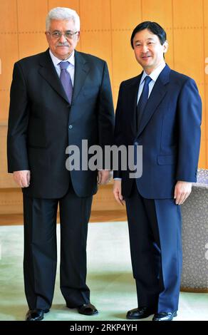 Bildnummer: 57893956  Datum: 13.04.2012  Copyright: imago/Xinhua (120413) -- TOKYO, April 13, 2012 (Xinhua) -- Palestinian President Mahmoud Abbas (L) pose for a picture with Japanese Crown Prince Naruhito before their meeting in Tokyo, Japan, on April 13, 2012. Abbas is on a four-day visit to Japan. (Xinhua/Palestinian Presidency Office) (nxl) JAPAN-TOKYO-ABBAS-VISIT PUBLICATIONxNOTxINxCHN People Politik xda x0x 2012 hoch      57893956 Date 13 04 2012 Copyright Imago XINHUA  Tokyo April 13 2012 XINHUA PALESTINIAN President Mahmoud Abbas l Pose for a Picture With Japanese Crown Prince Naruhito Stockfoto