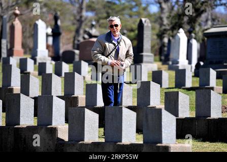 Bildnummer: 57896113 Datum: 14.04.2012 Copyright: imago/Xinhua (120414) -- HALIFAX, 14. April 2012 (Xinhua) -- A man Walks Between Tombs at the Fairview Lawn Cemetery in Halifax, Kanada, 14. April 2012. Halifax, eine Hafenstadt an der Ostküste Kanadas, hat eine komplizierte Verbindung zwischen der unsinkbaren Titanic. Die ersten Such- und Rettungsaktionen für Überlebende wurden von Halifax aus gestartet, die ersten beiden Boote wurden von hier aus geschickt - Mackay-Bennett und Minia, die 323 Leichen geborgen haben. Heute leben 150 Titanic-Opfer in Halifax, im Fairview Lawn, Mount Olivet und Baron de Hirch Stockfoto