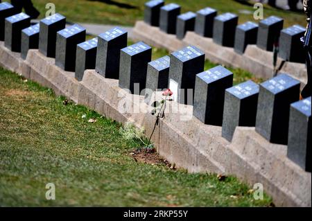 Bildnummer: 57896114 Datum: 14.04.2012 Copyright: imago/Xinhua (120414) -- HALIFAX, 14. April 2012 (Xinhua) -- Eine Blume wird auf dem Fairview Lawn Cemetery in Halifax, Kanada, am 14. April 2012 gesehen. Halifax, eine Hafenstadt an der Ostküste Kanadas, hat eine komplizierte Verbindung zwischen der unsinkbaren Titanic. Die ersten Such- und Rettungsaktionen für Überlebende wurden von Halifax aus gestartet, die ersten beiden Boote wurden von hier aus geschickt - Mackay-Bennett und Minia, die 323 Leichen geborgen haben. Heute leben 150 Titanic-Opfer in Halifax, im Fairview Lawn, Mount Olivet und Baron de Hirch Cemeterie Stockfoto