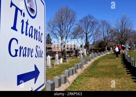 Bildnummer: 57896112  Datum: 14.04.2012  Copyright: imago/Xinhua (120414) -- HALIFAX, April 14, 2012 (Xinhua) -- A sign reading Titanic Grave Site is seen at the Fairview Lawn Cemetery in Halifax, Canada, April 14, 2012. Halifax, a port city located on the eastern coast of Canada, has an intricate connection between the unsinkable Titanic. The initial search and rescue efforts for survivors were launched from Halifax, first 2 boats were sent from here - Mackay-Bennett and Minia, recovered 323 bodies. Today, there are 150 Titanic victims rested in Halifax, in the Fairview Lawn, Mount Olivet and Stockfoto