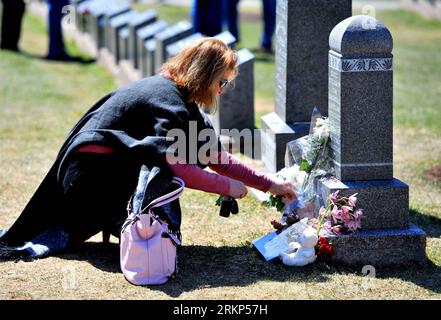 Bildnummer: 57896111  Datum: 14.04.2012  Copyright: imago/Xinhua (120414) -- HALIFAX, April 14, 2012 (Xinhua) -- A woman places flowers in front of a tomb at the Fairview Lawn Cemetery in Halifax, Canada, April 14, 2012. Halifax, a port city located on the eastern coast of Canada, has an intricate connection between the unsinkable Titanic. The initial search and rescue efforts for survivors were launched from Halifax, first 2 boats were sent from here - Mackay-Bennett and Minia, recovered 323 bodies. Today, there are 150 Titanic victims rested in Halifax, in the Fairview Lawn, Mount Olivet and Stockfoto