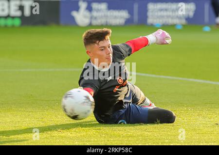 Armco Arena, Solihull, UK, 25. August 2023, Solihull Moors Torhüter Tommy Simkin wärmt sich während des Spiels der Vanarama National League zwischen Solihull Moors FC und FC Halifax Town in der Solihull Moors Armco Arena auf Stockfoto