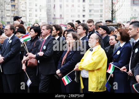 Bildnummer: 57898043  Datum: 15.04.2012  Copyright: imago/Xinhua (120416) -- BUDAPEST, April 16, 2012 (Xinhua) -- Participants listen to speeches at a March of the Living commemoration of the 600,000 Hungarian victims of the Holocaust in Budapest, Hungary, on April 15, 2012. The event has been held for the past 10 years on or around April 16 to mark the day in 1944 when Hungarian Jews were first moved into ghettos. (Xinhua/Peter Murphy)(ctt) HUNGARY-BUDAPEST-HOLOCAUST-COMMEMORATION PUBLICATIONxNOTxINxCHN Gesellschaft Gedenken Trauer premiumd xbs x0x 2012 quer      57898043 Date 15 04 2012 Copy Stockfoto