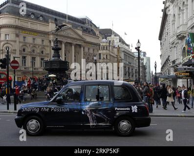 Bildnummer: 57898094  Datum: 13.04.2012  Copyright: imago/Xinhua (120416) -- LONDON, April 16, 2012 (Xinhua) -- A cab decorated with a new PANASONIC commercial poster passes by Piccadilly Circus in London, the United Kingdom, April 13, 2012. (Xinhua/Wang Lili) (jyc) UK-LONDON-OLYMPICS-CAB-COMMERCIALS PUBLICATIONxNOTxINxCHN Wirtschaft Werbung Taxi xbs x0x 2012 quer      57898094 Date 13 04 2012 Copyright Imago XINHUA  London April 16 2012 XINHUA a Cab decorated With a New Panasonic Commercial Poster Pass by Piccadilly Circus in London The United Kingdom April 13 2012 XINHUA Wang Lili JYC UK Lon Stock Photo