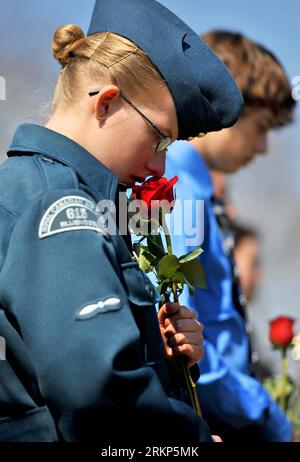 Bildnummer: 57898054  Datum: 15.04.2012  Copyright: imago/Xinhua (120415) -- HALIFAX, April 15, 2012 (Xinhua) -- A soldier participates in the commemoration at the Fairview Lawn Cemetery in Halifax, Canada, April 15, 2012. Halifax, a port city located on the eastern coast of Canada, has an intricate connection between the unsinkable Titanic. The initial search and rescue efforts for survivors were launched from Halifax. Today, there are 150 Titanic victims rested at the Fairview Lawn, Mount Olivet and Baron de Hirch cemeteries in Halifax. (Xinhua/Wang Lei) CANADA-HALIFAX-TITANIC-COMMEMORATION Stock Photo