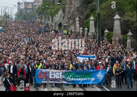 Bildnummer: 57898044  Datum: 15.04.2012  Copyright: imago/Xinhua (120416) -- BUDAPEST, April 16, 2012 (Xinhua) -- take part in the 10th annual March of the Living memorial walk for the Hungarian victims of the Holocaust in Budapest, Hungary, on April 15, 2012. The event has been held for the past 10 years on or around April 16 to mark the day in 1944 when Hungarian Jews were first moved into ghettos. (Xinhua/MTI/Bea Kallos) (ctt) HUNGARY-BUDAPEST-HOLOCAUST-COMMEMORATION PUBLICATIONxNOTxINxCHN Gesellschaft Gedenken Trauer premiumd xbs x0x 2012 quer      57898044 Date 15 04 2012 Copyright Imago Stockfoto