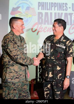 Bildnummer: 57899565  Datum: 16.04.2012  Copyright: imago/Xinhua (120416) -- MANILA, April 16, 2012 (Xinhua) -- US exercise director Brig. Gen. Frederick Padilla (L) shakes hand with Philippine Armed Forces chief Gen. Jessie Dellosa during the opening ceremony of Balikatan Exercise in Camp Aguinaldo, the Philippines, on April 16, 2012. The annual joint military exercise between the Philippines and the United States for 2012 was officially launched at a military camp in Manila on Monday. (Xinhua/Rouelle Umali) (dtf) PHILIPPINES-JOINT MILITARY EXERCISES-OPENING CEREMONY PUBLICATIONxNOTxINxCHN Ge Stock Photo