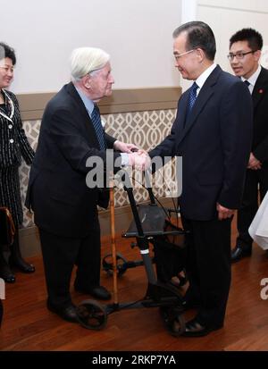 Bildnummer: 57921603  Datum: 22.04.2012  Copyright: imago/Xinhua (120422) -- HANNOVER, April 22, 2012 (Xinhua) -- Chinese Premier Wen Jiabao (R front) meets with former German Chancellor Helmut Schmidt in Hannover, Germany, April 22, 2012. (Xinhua/Pang Xinglei) (hdt) GERMANY-CHINA-WEN JIABAO-SCHMIDT-MEETING PUBLICATIONxNOTxINxCHN PEople Politik premiumd xsp x1x 2012 hoch      57921603 Date 22 04 2012 Copyright Imago XINHUA  Hanover April 22 2012 XINHUA Chinese Premier Wen Jiabao r Front Meets With Former German Chancellor Helmut Schmidt in Hanover Germany April 22 2012 XINHUA Pang Xinglei HDT Stock Photo