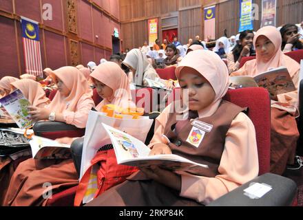 Bildnummer: 57923941 Datum: 23.04.2012 Copyright: imago/Xinhua (120423) -- KUALA LUMPUR, 23. April 2012 (Xinhua) -- Studenten lesen in der Malaysischen Nationalbibliothek in Kuala Lumpur, Malaysia, 23. April 2012. Die Malaysian National Library startete am Montag, dem World Book and Copyright Day, eine monatelange Fine Free-Veranstaltung, um die Lesefähigkeit der Malaysier zu fördern. (Xinhua/Chong Voon Chung) (zy) MALAYSIA-KUALA LUMPUR-BIBLIOTHEK-WELT BUCH- UND URHEBERRECHTSTAG PUBLICATIONxNOTxINxCHN Gesellschaft Kultur Bücherei Bibliothek Lesen Premiere xbs x0x 2012 quer 57923941 Datum 23 04 2012 Copyright Imago XINHUA K Stockfoto