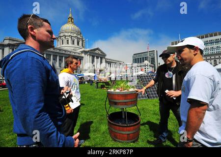 Bildnummer: 57924920 Datum: 22.04.2012 Copyright: imago/Xinhua (120423) -- SAN FRANCISCO, 23. April 2012 (Xinhua) -- Mitarbeiter stellen den Besuchern während einer Ausstellung zum 43. Erdtag in San Francisco, USA, am 22. April 2012 ein solares Bewässerungssystem vor. (Xinhua/Liu Yilin) (ybg) US-SAN FRANCISCO-EARTH DAY PUBLICATIONxNOTxINxCHN Gesellschaft Tag der Erde x0x xst 2012 quer 57924920 Datum 22 04 2012 Copyright Imago XINHUA San Francisco 23. April 2012 Mitarbeiter von XINHUA stellen den Besuchern während der Ausstellung anlässlich der 43. Earth da das Solarbewässerungssystem vor Stockfoto