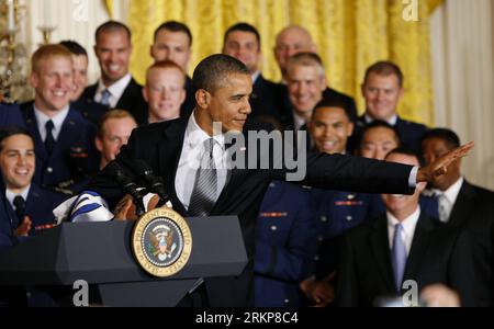 Bildnummer: 57926055  Datum: 23.04.2012  Copyright: imago/Xinhua (120423) -- WASHINGTON D.C., April 23, 2012 (Xinhua) -- U.S. President Barack Obama holds a football and poses as a football player during an awarding ceremony at the White House in Washington D.C., the United States, on April 23, 2012. Obama on Monday presented the Air Force Academy football team seniors with the Commander-In-Chief s Trophy. (Xinhua/Fang Zhe) US-WASHINGTON-OBAMA-FOOTBALL-TROPHY PUBLICATIONxNOTxINxCHN People Politik xjh x0x premiumd 2012 quer      57926055 Date 23 04 2012 Copyright Imago XINHUA  Washington D C Ap Stock Photo