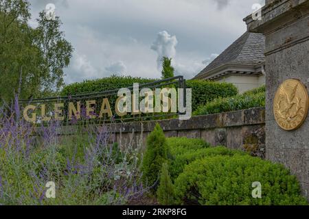 Gleneagles, Schottland, Großbritannien - 13. August 2023 - der Eingang zum Golfplatz und Hotel von Gleneagles mit goldenen Schildern Stockfoto