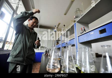 Bildnummer: 57927625 Datum: 24.04.2012 Copyright: imago/Xinhua (120424) -- NANCHANG, 24. April 2012 (Xinhua) -- Ein Techniker überprüft Abwasser in der Xingang-Gruppe von Xinyu, ostchinesische Provinz Jiangxi, 24. April 2012. Die Xingang-Gruppe hat keine Abwasserentsorgung erreicht. In den letzten Jahren hat Xinyu seine Investitionen in die neue Energiewirtschaft erhöht. Überall in der Stadt finden Sie Solar-Straßenlaternen, Solarheizungen und Solarladestationen. Bis jetzt haben sich mehr als 70 neue Energieunternehmen in Xinyu registriert. (Xinhua/Zhao Chunliang)(mcg) (ZOOM-IN ENVIRONMENT)CHINA-JIANGXI-XINYU-NEW ENERGY ENTERPRISE Stockfoto