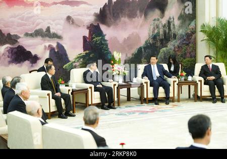 Bildnummer: 57928374 Datum: 24.04.2012 Copyright: imago/Xinhua (120424) -- PEKING, 24. April 2012 (Xinhua) -- der chinesische Vizepräsident Xi Jinping (2. R) trifft sich mit der Delegation der Japanischen Vereinigung zur Förderung des internationalen Handels von 2012 unter der Leitung von Kono Yohei, dem Leiter der Vereinigung und ehemaligen Sprecher des Repräsentantenhauses, in der Großen Halle des in Peking, Hauptstadt von China, 24. April 2012.(Xinhua/Li Xueren) (zkr) CHINA-PEKING-XI JINPING-JAPAN DELEGATION-MEETING(CN) PUBLICATIONxNOTxINxCHN People Politik x0x xst 2012 quer 57928374 Datum 24 04 2012 Copyright Imago XINHUA Stockfoto