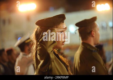 Bildnummer: 57928951  Datum: 24.04.2012  Copyright: imago/Xinhua (120424)-- JERUSALEM, April 24, 2012(Xinhua)-- An Israeli female soldier takes part in a Candle-lighting ceremony of Yom Hazikaron, Israel s Official Remembrance Day for fallen soldiers and victims of terrorism, at the Western Wall in Jerusalem s Old City on April 24, 2012. In the past year (since Remembrance Day 2011), 126 soldiers and security personnel fell while serving the state. (Xinhua/Yin Dongxun) MIDEAST-ISRAEL-YOM HAZIKARON PUBLICATIONxNOTxINxCHN Politik Gedenken Gedenktag Gefallene Soldaten xjh x0x premiumd 2012 quer H Stock Photo