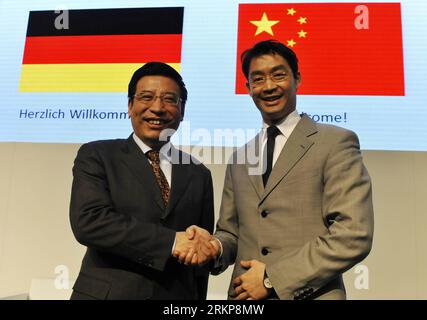 Bildnummer: 57928949  Datum: 24.04.2012  Copyright: imago/Xinhua (120424) -- HANOVER, April 24, 2012 (Xinhua) -- Chinese Minister of Industry and Information Technology Miao Wei (L) and Germany s Economics Minister Philipp Rösler attend the German-Chinese Conference on Electric Mobility in Hannover, Germany, April 24, 2012. The conference was held here on Monday to discuss cooperation and standards in the field of electric mobility between Germany and China. (Xinhua/Ma Ning) GERMANY-HANNOVER-CHINA-ELECTRIC MOBILITY PUBLICATIONxNOTxINxCHN People Politik xjh x1x premiumd 2012 quer Highlight Stock Photo