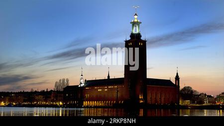 Bildnummer: 57930087 Datum: 24.04.2012 Copyright: imago/Xinhua (120424) -- STOCKHOLM, 24. April 2012 (Xinhua) -- das Rathaus von Stockholm wird am Abend in Stockholm, Schweden, am 24. April 2012 gesehen. Die Sonnenuntergangszeit kommt später stetig, wenn der Sommer näher rückt. (Xinhua/Wang YE) SCHWEDEN-STOCKHOLM-SUNSET PUBLICATIONxNOTxINxCHN Reisen Europa Schweden Abend Dämmerung Abenddämmerung xjh x0x 2012 quer 57930087 Datum 24 04 2012 Copyright Imago XINHUA Stockholm 24. April 2012 XINHUA das Rathaus von Stockholm IST Seen BEI Sonnenuntergang in Stockholm Schweden 24. April 2012 die Sonnenuntergangszeit KOMMT SPÄTER stetig als Sommer Stockfoto