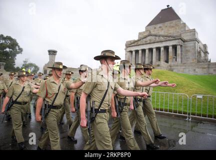 Bildnummer: 57930495  Datum: 25.04.2012  Copyright: imago/Xinhua (120425) -- MELBOURNE, April 25, 2012 (Xinhua) -- Soldiers march past the Shrine of Remembrance to mark the Anzac Day, in Melbourne, Australia, April 25, 2012. Anzac Day is a national day of remembrance in Australia and New Zealand, originally to honor the members of the Australian and New Zealand Army Corps (ANZAC) who fought at Gallipoli during World War I and now more to commemorate all those who served and died in military operations for their countries. (Xinhua/Bai Xue) (zy) AUSTRALIA-MELBOURNE-ANZAC DAY PUBLICATIONxNOTxINxC Stock Photo