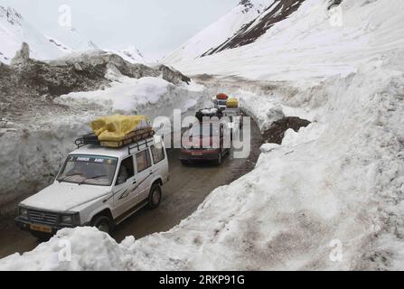 Bildnummer: 57931501 Datum: 25.04.2012 Copyright: imago/Xinhua (120425) -- SRINAGAR, 25. April 2012 (Xinhua)--- Fahrzeuge fahren durch den Zojilla-Pass auf dem Srinagar-Ladakh Highway, etwa 108 km nördlich von Srinagar, der Sommerhauptstadt des von Indien kontrollierten Kaschmirs, am 25. April 2012. Die Srinagar-Leh-Straßenverbindung wurde nach etwa fünf Monaten für den Fahrzeugverkehr freigegeben. Die 434 Kilometer lange Straße wurde nach den starken Schneefällen im Dezember gesperrt. Die Border Roads Organisation (BRO), die die Straße unterhält, öffnete sie nach der Schneeräumung vom Zojila Pass, 3630 Meter über dem Meeresspiegel. (Xinhua /Ng Stockfoto