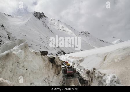 Bildnummer: 57931502 Datum: 25.04.2012 Copyright: imago/Xinhua (120425) -- SRINAGAR, 25. April 2012 (Xinhua)--- Fahrzeuge warten auf die Räumung des schneegebundenen Zojilla-Passes auf dem Srinagar-Ladakh Highway, etwa 108 km nördlich von Srinagar, der Sommerhauptstadt des von Indien kontrollierten Kaschmirs, am 25. April 2012. Die Srinagar-Leh-Straßenverbindung wurde nach etwa fünf Monaten für den Fahrzeugverkehr freigegeben. Die 434 Kilometer lange Straße wurde nach den starken Schneefällen im Dezember gesperrt. Die Border Roads Organisation (BRO), die die Straße unterhält, öffnete sie nach der Schneeräumung vom Zojila Pass, 3630 Meter über dem Meer Stockfoto