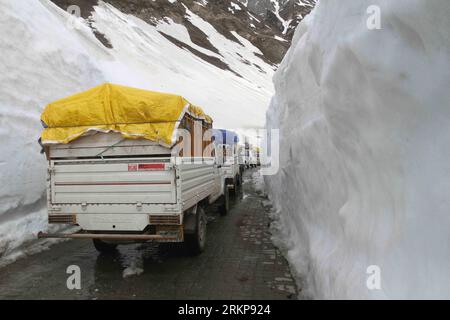 Bildnummer: 57931456 Datum: 25.04.2012 Copyright: imago/Xinhua (120425) -- SRINAGAR, 25. April 2012 (Xinhua)--- Lastkraftwagen fahren durch den Zojilla-Pass auf dem Srinagar-Ladakh Highway, etwa 108 km nördlich von Srinagar, der Sommerhauptstadt des von Indien kontrollierten Kaschmirs, am 25. April 2012. Die Srinagar-Leh-Straßenverbindung wurde nach etwa fünf Monaten für den Fahrzeugverkehr freigegeben. Die 434 Kilometer lange Straße wurde nach den starken Schneefällen im Dezember gesperrt. Die Border Roads Organisation (BRO), die die Straße unterhält, öffnete sie nach der Schneeräumung vom Zojila Pass, 3630 Meter über dem Meeresspiegel. Stockfoto