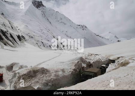 Bildnummer: 57931457 Datum: 25.04.2012 Copyright: imago/Xinhua (120425) -- SRINAGAR, 25. April 2012 (Xinhua)--- Indische Armeefahrzeuge passieren den Zojilla-Pass auf dem Srinagar-Ladakh Highway, etwa 108 km nördlich von Srinagar, der Sommerhauptstadt des von Indien kontrollierten Kaschmirs, am 25. April 2012. Die Srinagar-Leh-Straßenverbindung wurde nach etwa fünf Monaten für den Fahrzeugverkehr freigegeben. Die 434 Kilometer lange Straße wurde nach den starken Schneefällen im Dezember gesperrt. Die Border Roads Organisation (BRO), die die Straße unterhält, öffnete sie nach der Schneeräumung vom Zojila Pass, 3630 Meter über dem Meeresspiegel. Stockfoto