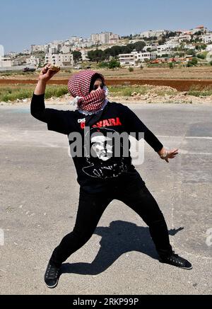 Bildnummer: 57934098  Datum: 26.04.2012  Copyright: imago/Xinhua (120426) -- RAMALLAH, April 26, 2012 (Xinhua) -- A Palestinian female protester throws stones at Israeli soldiers outside Ofer prison near the West Bank city of Ramallah on April 26, 2012 during a protest in solidarity with Palestinian prisoners on hunger strike. (Xinhua/Fadi Arouri) (jl) MIDEAST-WEST BANK-PROTEST PUBLICATIONxNOTxINxCHN Gesellschaft Demo Protest Palästina Palästinenser Westjordanland Ausschreitungen xbs x0x 2012 hoch premiumd      57934098 Date 26 04 2012 Copyright Imago XINHUA  Ramallah April 26 2012 XINHUA a PA Stock Photo