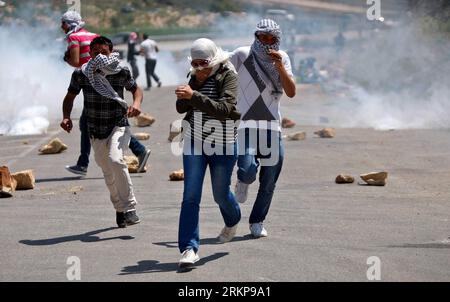 Bildnummer: 57934096  Datum: 26.04.2012  Copyright: imago/Xinhua (120426) -- RAMALLAH, April 26, 2012 (Xinhua) -- Palestinian protesters run away to avoid tear gas fired by Israeli soldiers outside Ofer prison near the West Bank city of Ramallah on April 26, 2012 during a protest in solidarity with Palestinian prisoners on hunger strike. (Xinhua/Fadi Arouri) (jl) MIDEAST-WEST BANK-PROTEST PUBLICATIONxNOTxINxCHN Gesellschaft Demo Protest Palästina Palästinenser Westjordanland Ausschreitungen xbs x0x 2012 quer premiumd      57934096 Date 26 04 2012 Copyright Imago XINHUA  Ramallah April 26 2012 Stock Photo