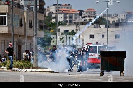 Bildnummer: 57934097 Datum: 26.04.2012 Copyright: imago/Xinhua (120426) -- RAMALLAH, 26. April 2012 (Xinhua) -- palästinensische Demonstranten fliehen, um Tränengas zu vermeiden, das israelische Soldaten am 26. April 2012 außerhalb des Ofer-Gefängnisses in der Nähe der Westjordstadt Ramallah während eines Protestes zur Solidarität mit palästinensischen Gefangenen im Hungerstreik abfeuern. (Xinhua/Fadi Arouri) (jl) MIDEAST-WEST BANK-PROTEST PUBLICATIONxNOTxINxCHN Gesellschaft Demo Protest Palästina Palästinenser Westjordanland Ausschreitungen xbs x0x 2012 quer Premiumd 57934097 Datum 26 04 2012 Copyright Imago XINHUA Ramallah April 26 2012 Stockfoto