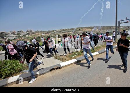 Bildnummer: 57934099  Datum: 26.04.2012  Copyright: imago/Xinhua (120426) -- RAMALLAH, April 26, 2012 (Xinhua) -- Palestinian protesters run away to avoid tear gas fired by Israeli soldiers outside Ofer prison near the West Bank city of Ramallah on April 26, 2012 during a protest in solidarity with Palestinian prisoners on hunger strike. (Xinhua/Fadi Arouri) (jl) MIDEAST-WEST BANK-PROTEST PUBLICATIONxNOTxINxCHN Gesellschaft Demo Protest Palästina Palästinenser Westjordanland Ausschreitungen xbs x0x 2012 quer premiumd      57934099 Date 26 04 2012 Copyright Imago XINHUA  Ramallah April 26 2012 Stock Photo