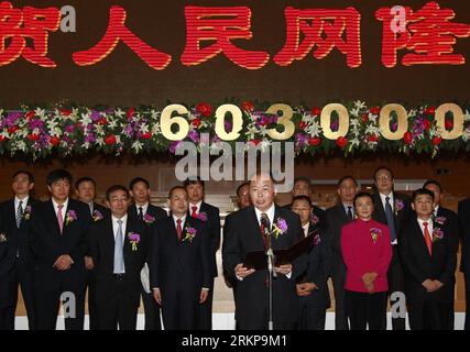 Bildnummer: 57936864 Datum: 27.04.2012 Copyright: imago/Xinhua (120427) -- SHANGHAI, 27. April 2012 (Xinhua) -- Zhang Yannong (Front), Präsident der Volkszeitung, spricht eine Zeremonie an, um den ersten Tag des Handels mit Aktien von People.cn Co., Ltd. An der Shanghai bourse in Shanghai, Ostchina, 27. April 2012 zu feiern. People.cn, die offizielle Website der People's Daily, der Flaggschiffzeitung der Kommunistischen Partei Chinas (CPC), begann am Freitagmorgen mit dem Handel mit 31,01 Yuan pro Aktie an der Shanghai Stock Exchange, 55,05 Prozent höher als der anfängliche öffentliche Angebotspreis von 20 Yuan Stockfoto