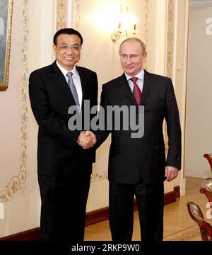 Bildnummer: 57937398  Datum: 27.04.2012  Copyright: imago/Xinhua (120427) -- MOSCOW, April 27, 2012 (Xinhua) -- Chinese Vice Premier Li Keqiang (R) shakes hands with Russian Prime Minister and president-elect Vladimir Putin during their talks in Moscow, Russia, April 27, 2012. (Xinhua/Ding Lin) (llp) RUSSIA-MOSCOW-CHINA-PUTIN-LI KEQIANG-TALKS PUBLICATIONxNOTxINxCHN People Politik xdp x0x 2012 quadrat premiumd      57937398 Date 27 04 2012 Copyright Imago XINHUA  Moscow April 27 2012 XINHUA Chinese Vice Premier left Keqiang r Shakes Hands With Russian Prime Ministers and President elect Vladimi Stock Photo