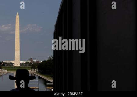 Washington, USA. 25th Aug, 2023. A person poses for a photo in front of the Washington Monument on August 25, 2023, in Washington, DC (Julia Nikhinson/Sipa USA) Credit: Sipa USA/Alamy Live News Stockfoto
