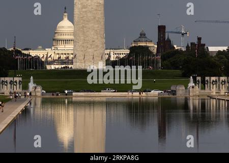 Washington, USA. 25th Aug, 2023. The U.S. Capitol is seen behind the Washington Monument on August 25, 2023, in Washington, DC (Julia Nikhinson/Sipa USA) Credit: Sipa USA/Alamy Live News Stockfoto