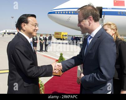 Bildnummer: 57943891 Datum: 30.04.2012 Copyright: imago/Xinhua (120430) -- BUDAPEST, 30. April 2012 (Xinhua) -- der chinesische Vize-Premier Li Keqiang wird vom ungarischen Vize-Premierminister Tibor Navracsics bei seiner Ankunft am Flughafen in Budapest, Ungarn, am 30. April 2012 begrüßt. (Xinhua/Ding Lin) (ljh) UNGARN-CHINA-LI KEQIANG-ARRIVAL PUBLICATIONxNOTxINxCHN People Politik xjh x0x Premiere 2012 quer 57943891 Datum 30 04 2012 Copyright Imago XINHUA Budapest April 30 2012 XINHUA der chinesische Vize-Premier Keqiang WIRD BEI seiner Ankunft IN der Luft von dem ungarischen Vize-Premierminister Tibor begrüßt Stockfoto