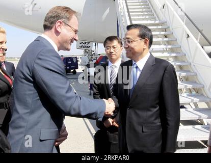 Bildnummer: 57943895 Datum: 30.04.2012 Copyright: imago/Xinhua (120430) -- UNGARN, 30. April 2012 (Xinhua) -- der chinesische Vize-Premier Li Keqiang wird vom ungarischen Vize-Premierminister Tibor Navracsics bei seiner Ankunft am Flughafen in Budapest, Ungarn, am 30. April 2012 begrüßt. (Xinhua/Ding Lin) (ljh) HUNGARY-CHINA-LI KEQIANG-ARRIVAL (CN) PUBLICATIONxNOTxINxCHN People Politik xjh x0x Premiere 2012 quer 57943895 Datum 30 04 2012 Copyright Imago XINHUA Ungarn April 30 2012 XINHUA der chinesische Vize-Premier Keqiang WIRD von dem ungarischen Vize-Premierminister Tibor BEI seiner Ankunft am begrüßt Stockfoto