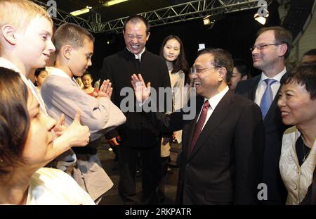 Bildnummer: 57944467  Datum: 30.04.2012  Copyright: imago/Xinhua (120430) -- BUDAPEST, April 30, 2012 (Xinhua) -- Chinese Vice Premier Li Keqiang (2nd R F) meets with students during his visit to a Hungarian-Chinese bilingual school in Budapest, capital of Hungary, April 30, 2012. (Xinhua/Ding Lin) (lfj) HUNGARY-CHINA-LI KEQIANG-BILINGUAL SCHOOL-VISIT PUBLICATIONxNOTxINxCHN Politik People x0x xub 2012 quer      57944467 Date 30 04 2012 Copyright Imago XINHUA  Budapest April 30 2012 XINHUA Chinese Vice Premier left Keqiang 2nd r F Meets With Students during His Visit to a Hungarian Chinese bili Stockfoto