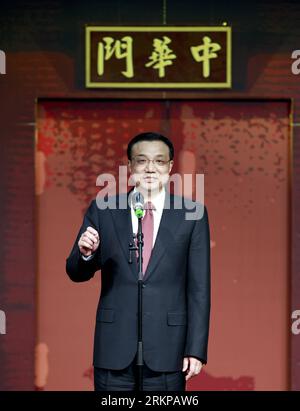 Bildnummer: 57944468 Datum: 30.04.2012 Copyright: imago/Xinhua (120430) -- BUDAPEST, 30. April 2012 (Xinhua) -- der chinesische Vize-Premier Li Keqiang hält eine Rede während seines Besuchs in einer Ungarisch-chinesischen zweisprachigen Schule in Budapest, Hauptstadt von Ungarn, am 30. April 2012. (Xinhua/Ding Lin) (lfj) UNGARN-CHINA-LI KEQIANG-BILINGUALE SCHULBESUCH PUBLICATIONxNOTxINxCHN Politik People x0x xub 2012 hoch 57944468 Datum 30 04 2012 Copyright Imago XINHUA Budapest April 30 2012 XINHUA Chinesischer Vize-Premier Linke Keqiang hält eine Rede während seines Besuchs in einer Ungarisch-chinesischen zweisprachigen Schule in Budape Stockfoto